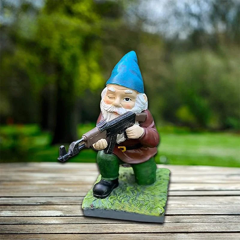 Militärischer Gartenzwerg mit Tarnuniform