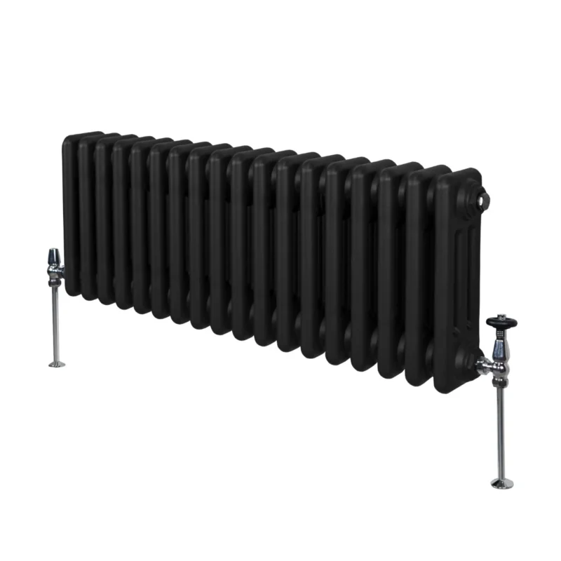 Traditioneller 3-Spalten-Heizkörper in Schwarz, 300 x 832 mm, mit glatter Oberfläche und robusten, verchromten Ventilen für effiziente Wärmeabgabe