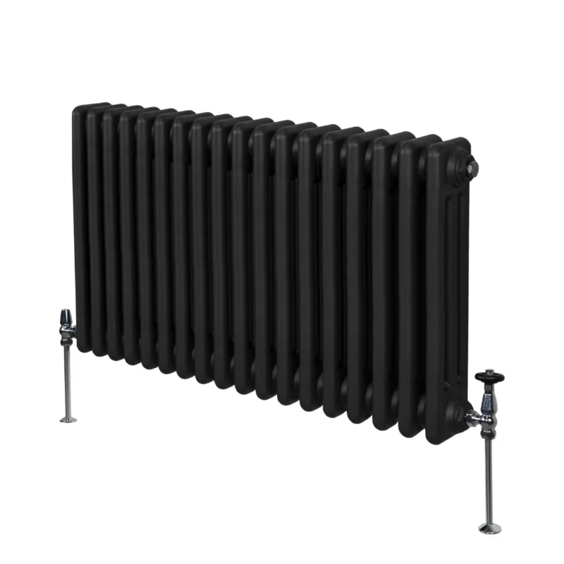 Traditioneller 3-Spalten-Heizkörper in Schwarz, 600 x 832 mm, mit glatter Oberfläche und stabilen Füßen für effiziente Wärmeabgabe