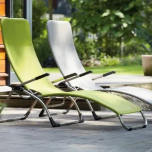 SAMBA Kippliege Bäderliege Gartenliege von FIAM in Pistazie und Weiß mit Aluminium-Gestell, Gesamtansicht von vorne.