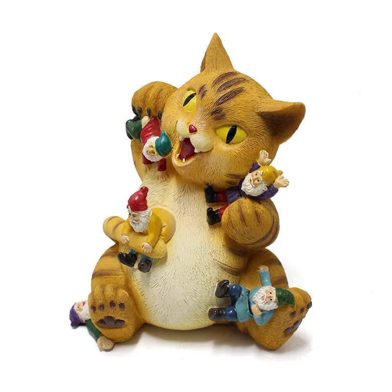 Gartenfigur - Katze spielt mit Gartenzwergen