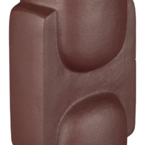 Deko-Vase Santos Bordeaux aus Aluminium mit abstrakten Reliefflächen in Gesamtansicht.