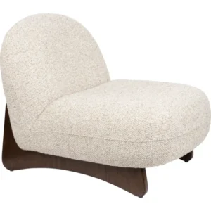 Loungesessel Loom Beige mit geschwungenem Eschenholz-Gestell in Seitenansicht.