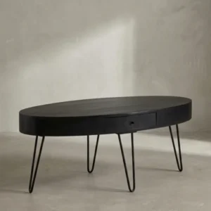 Nahaufnahme des dezenten schwarzen Schubladengriffs am Couchtisch, ein Detail, das Funktionalität und minimalistisches Design vereint._#sku_SAFWL6.837#