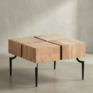 Freigestellte Frontansicht des quadratischen Couchtisches, der sein einzigartiges Design mit vier Akazienholz-Blöcken und filigranen schwarzen Metallbeinen präsentiert._#sku_SAFWL6.979#