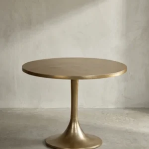 Freigestellter goldener Designtisch aus Aluminium mit rundem Trompetenfuß, Frontalansicht der skulpturalen Silhouette auf weißem Hintergrund._#sku_SAFWL7.132#