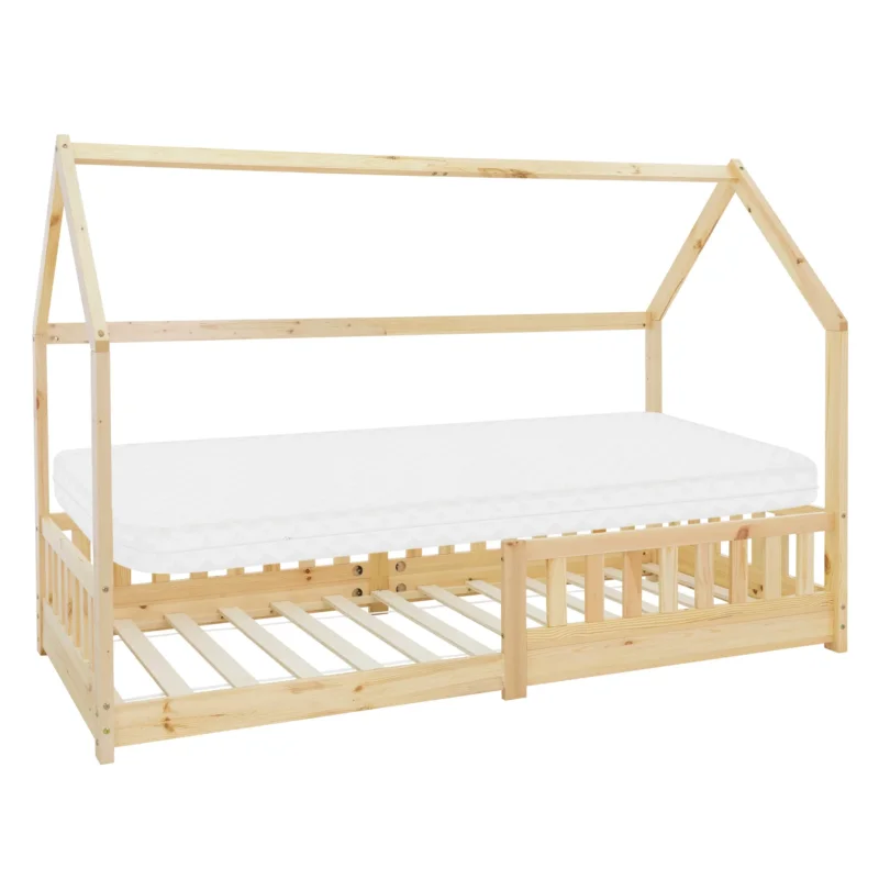 Holzhausbett mit einer Matratze und einem offenen Lattenrost.