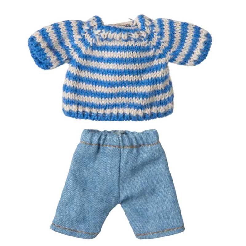 Die Maileg Maus Puppenkleidung für Big Brother-Puppen besteht aus einem blau-weiß gestreiften Strickpullover, kombiniert mit blauen Jeanshosen, präsentiert vor einem weißen Hintergrund.