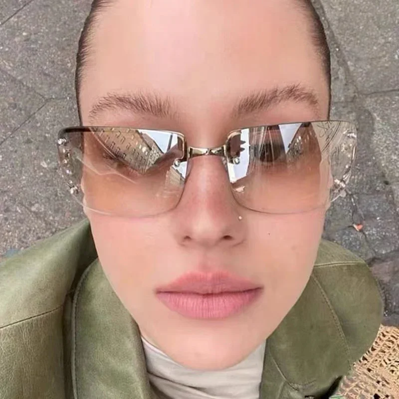 Damen extravagante Sonnenbrille im modernen Design mit feinen Akzenten Karnz