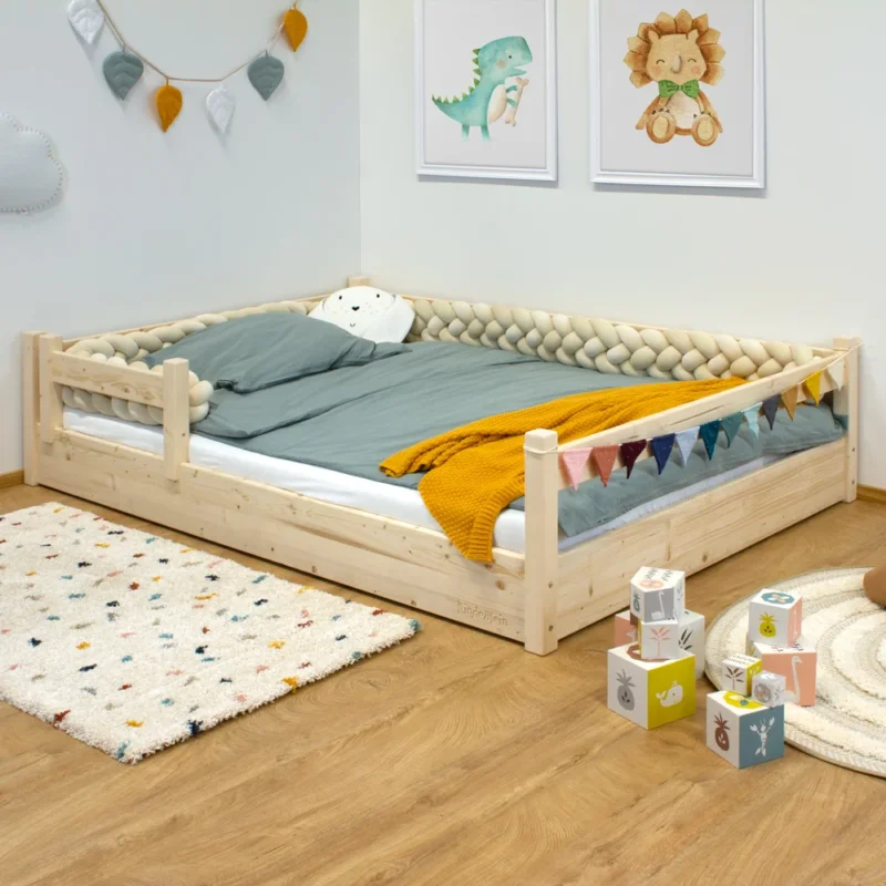 Bodenbett Enoli Lavi mit Rausfallschutz aus Massivholz, nachhaltig aus PEFC-Fichtenholz, sicher und robust für dein Kinderzimmer.