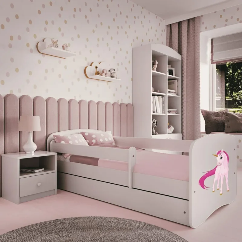 Kinderbett Sweetdreams mit Einhorn Motiv in Rosa, weisses Bett mit Rausfallschutz, Schubladen und Wandregalen im maedchenhaften Kinderzimmer