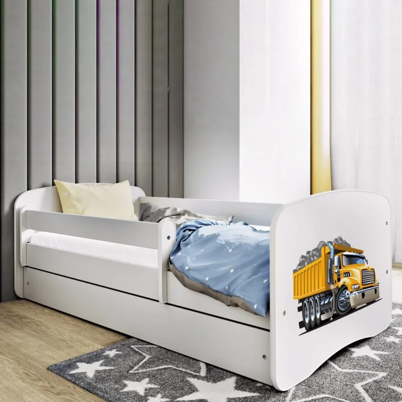 Kinderbett Sweetdreams mit LKW-Motiv in Weiss, seitlichem Rausfallschutz und Schublade, dekoriert mit gelbem Kipplaster-Aufdruck