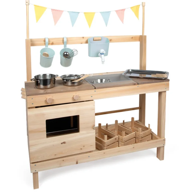2in1 Matschküche & Kaufladen für draußen aus Holz mit bunten Wimpeln, Spüle, Kochutensilien und offenem Stauraum für Sand- & Matschspiele.