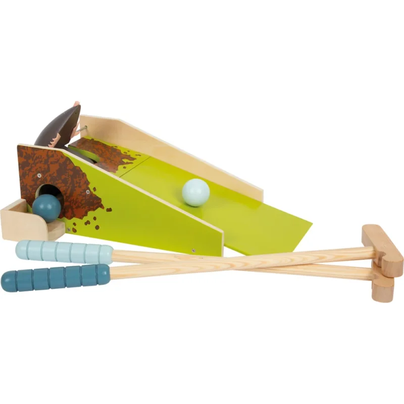 Minigolf Spielset aus Holz für draußen, seitlicher Ballauswurf mit zwei farbigen Bällen und robusten Schlägern für Spielspaß im Freien.