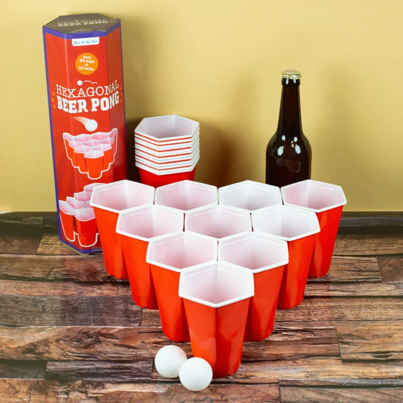 Hexagon Beer Pong Trinkspiel mit 22 roten Kunststoffbechern und 15 weißen Bällen, aufgebaut auf Tisch