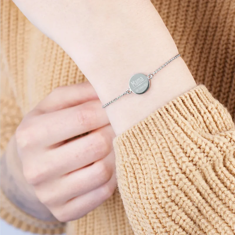 Graviertes Leonardo Armband mit Ihren Wunschtexten in Silber getragen am Handgelenk