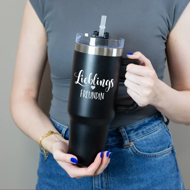Becher in einer Hand – ideal für unterwegs gezeigt