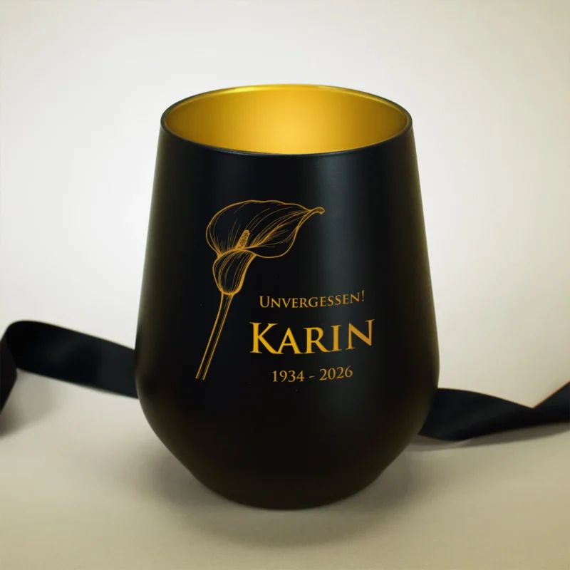 Schwarzes Windlicht mit Calla-Motiv, graviert mit "Unvergessen! Karin 1934–2026", goldfarbene Innenseite