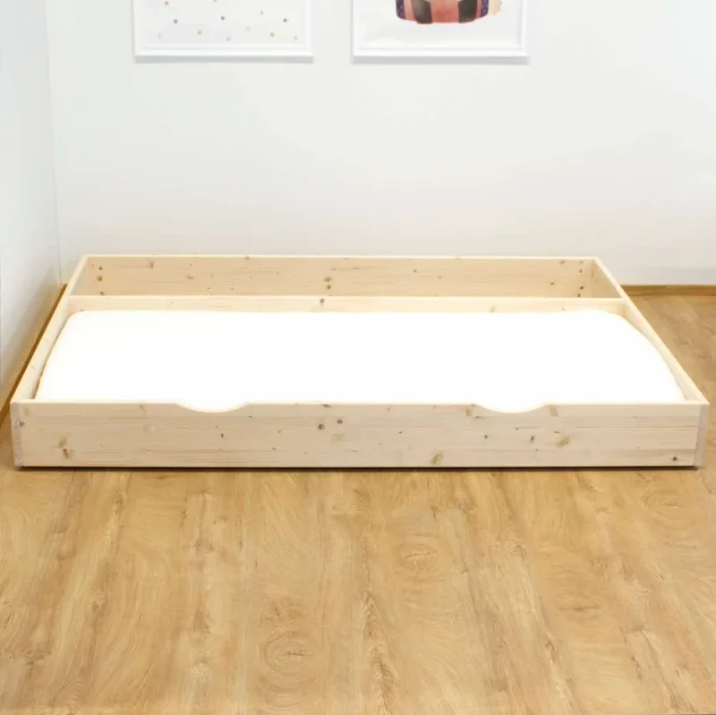 Schublade Cajo fürs Kinder- & Jugendbett Enoli aus naturbelassenem PEFC-Fichtenholz als flexibler Stauraum oder Ausziehbett.