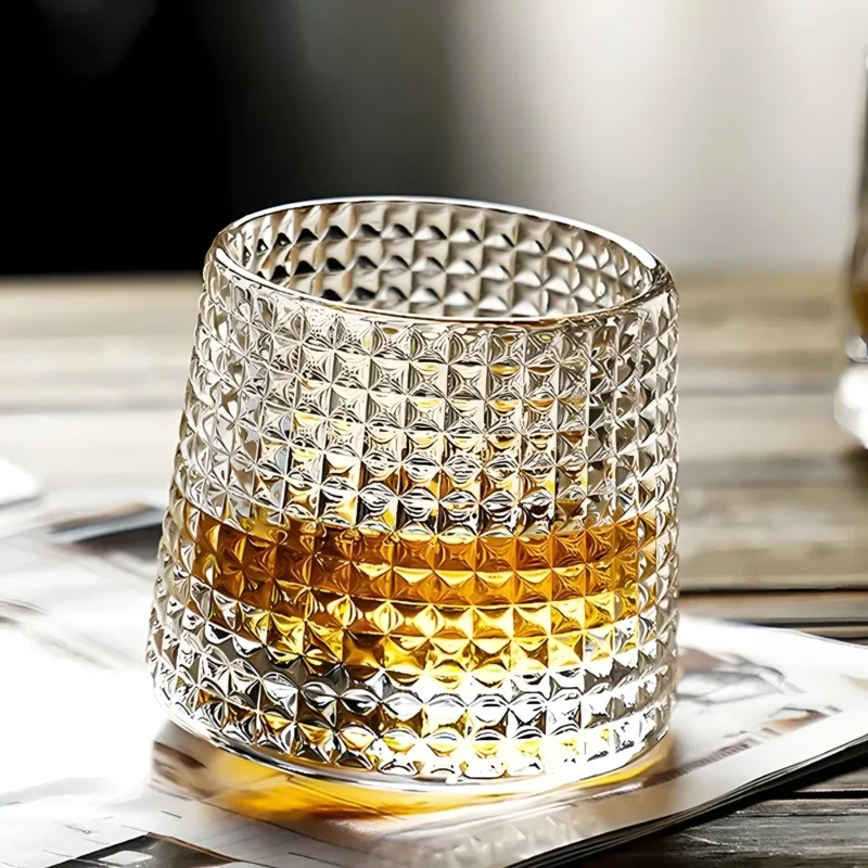 Whiskeyglas mit 360° Drehfunktion – Strukturiertes Design für stilvollen Trinkgenuss | Brehn