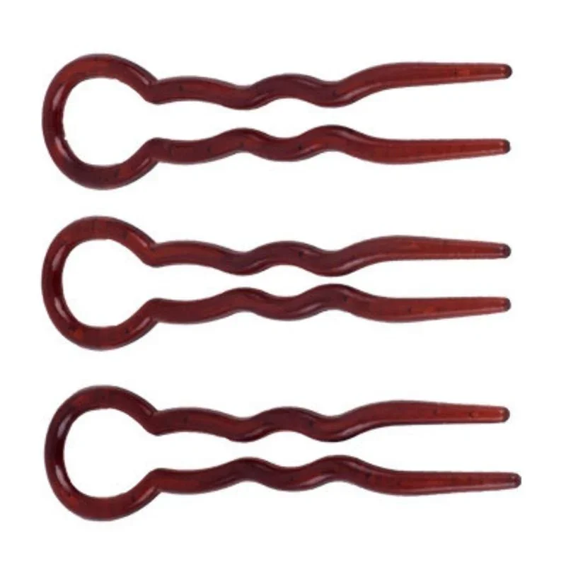 Das 3er-Pack SOHO Twist Chignon Hairpins enthält braune, gewellte Haarnadeln mit runden Griffen auf weißem Hintergrund – ideal, um Ihren Lieblings-Chignon oder Ihre Lieblings-Hochsteckfrisur zu fixieren.